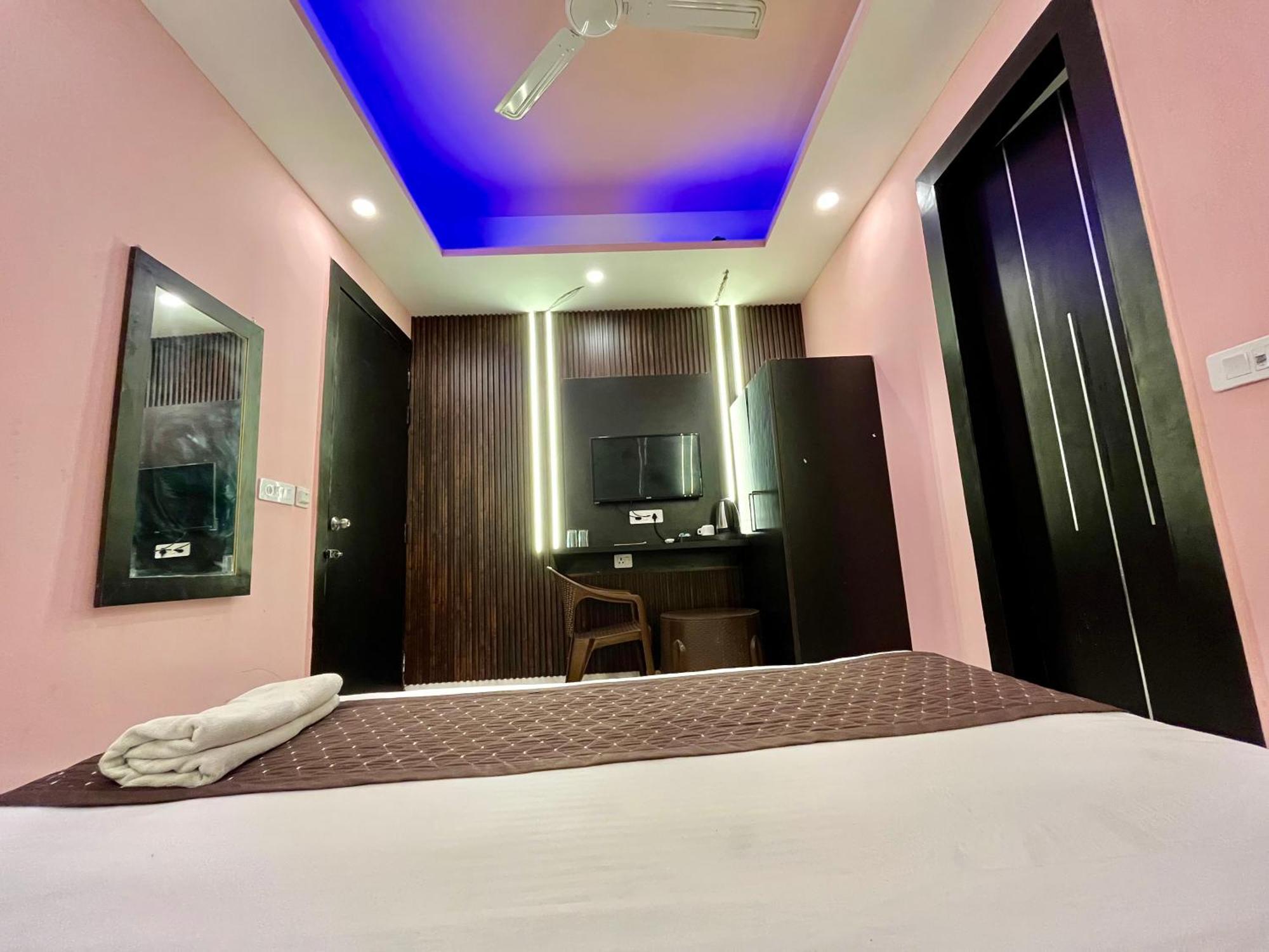 Отель Jupiter Plaza Delhi Airport Нью-Дели Экстерьер фото