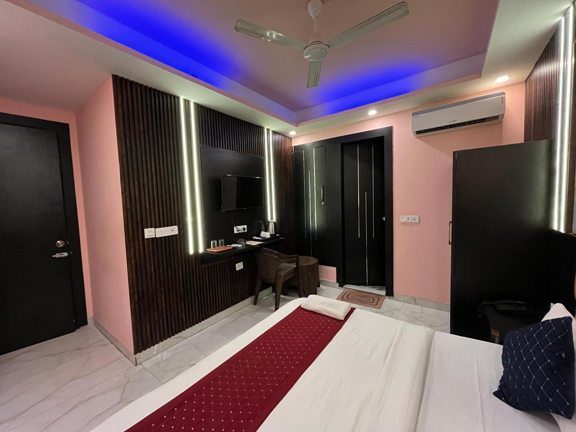 Отель Jupiter Plaza Delhi Airport Нью-Дели Экстерьер фото